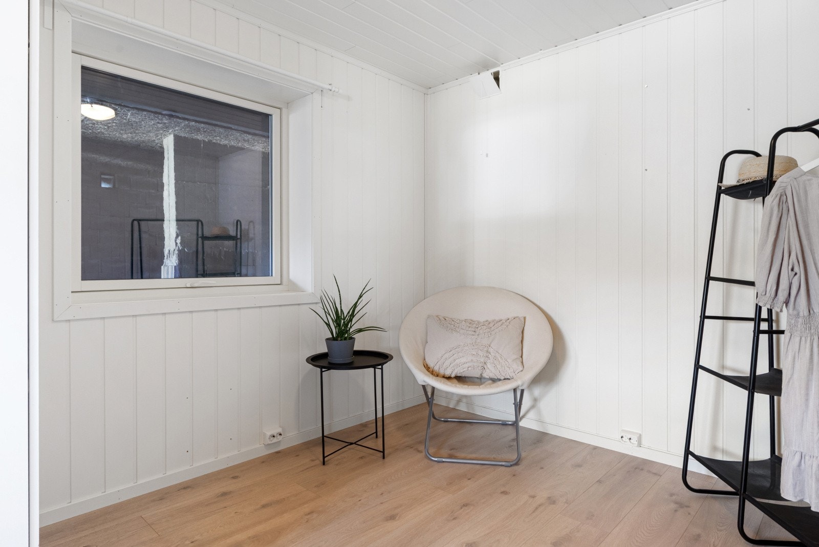 Rom i sokkel benyttet som soverom. Innredet leilighet i sokkel er ikke byggemeldt og eller godkjent. Galleribilde