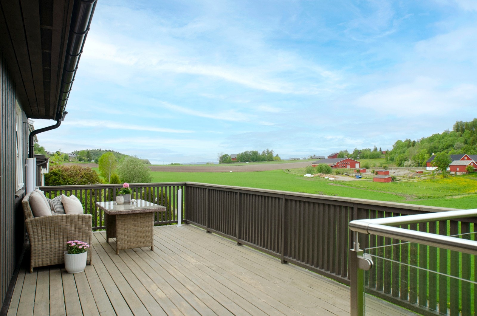 Boligen ligger fint til og nyter gode sol- og utsiktsforhold. Galleribilde