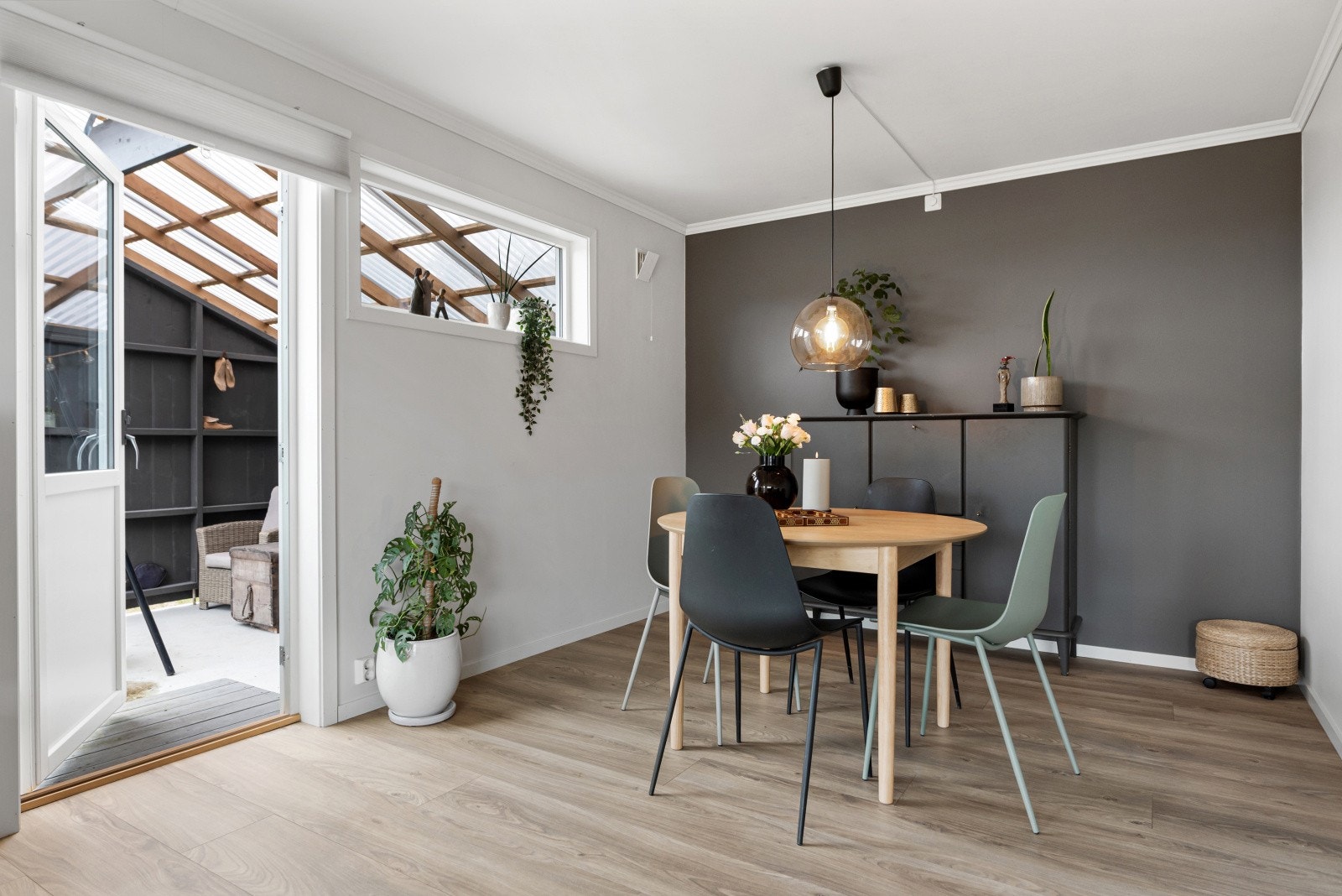 Fra stue har man utgang til romslig veranda som går rundt boligen. Galleribilde