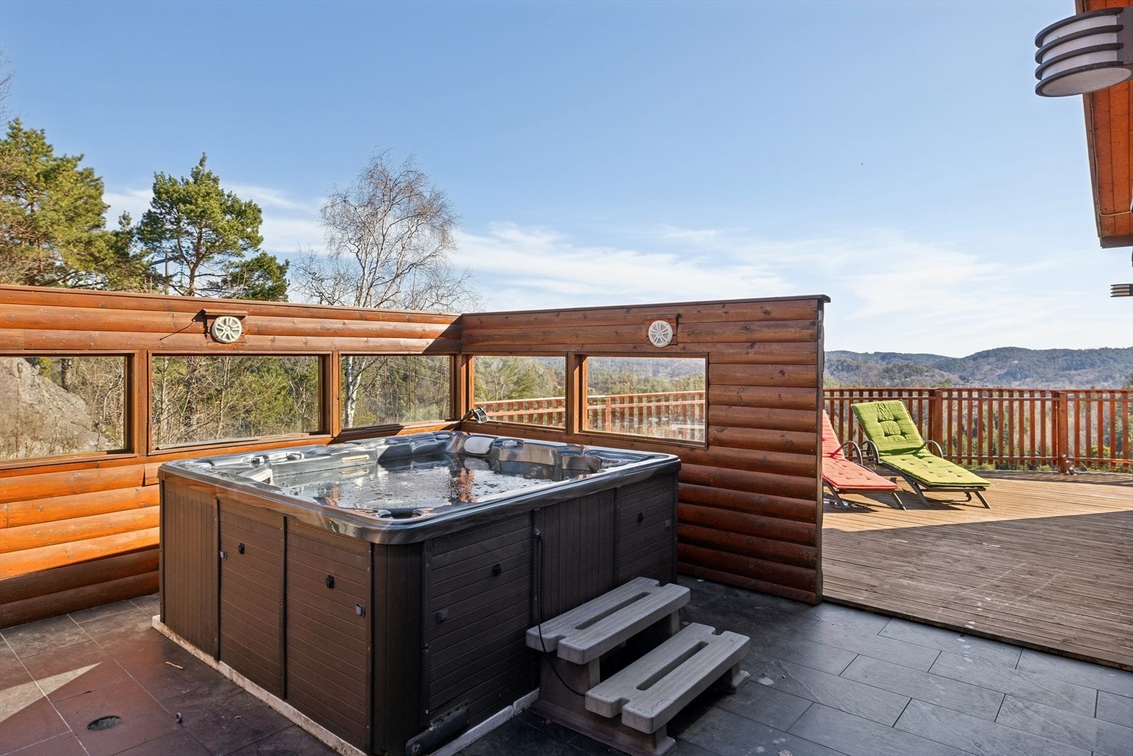 Jacuzzi med fin utsikt. Levegger med vindu for å gjøre det lunt Galleribilde