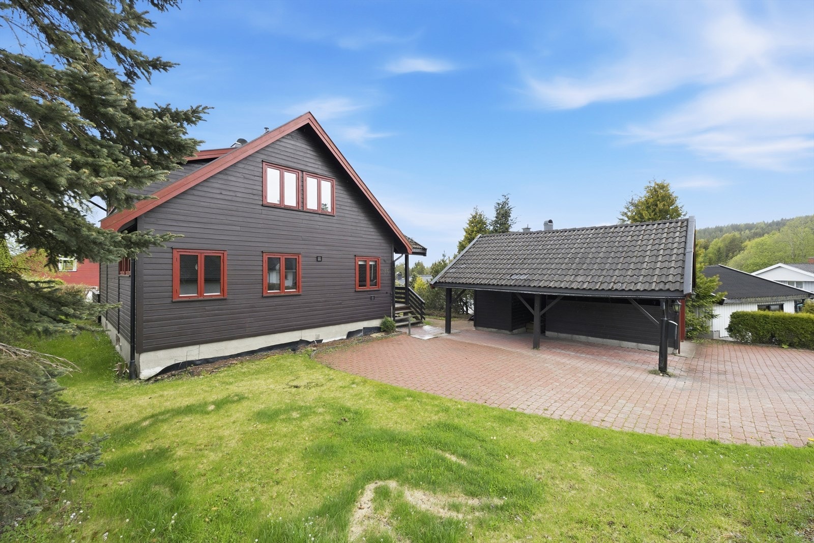 Velkommen hjem! Enkel adkomst inn til eiendommen, med romslig gårdsplass, garasje og carport Galleribilde