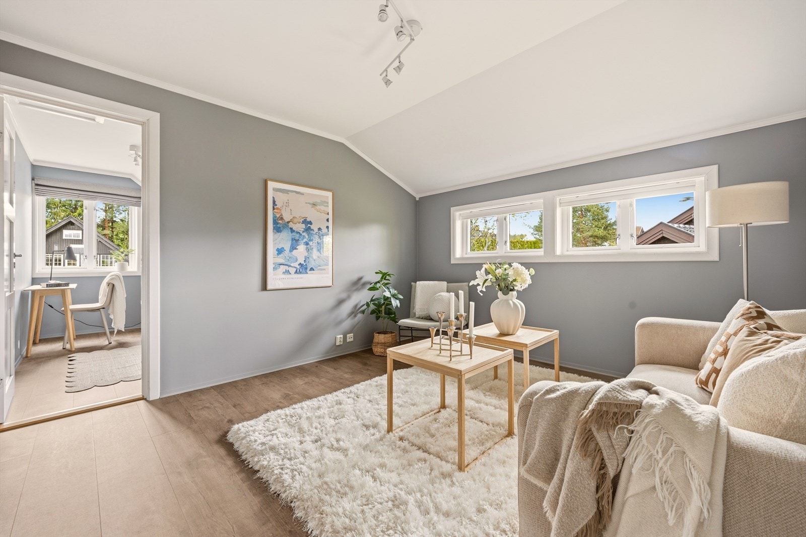 Etasjen inneholder stue, 3 soverom og bad Galleribilde