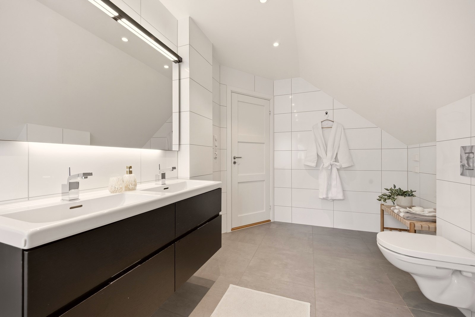 Badet har dobbel servantinnredning Galleribilde
