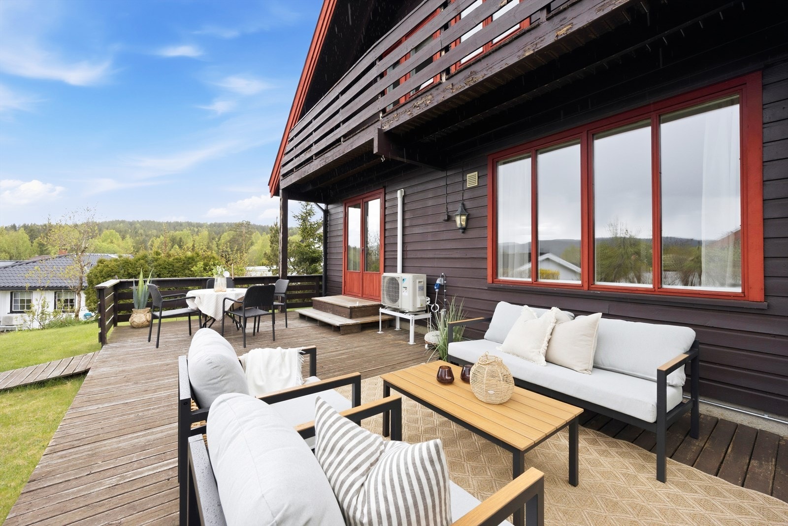 Romslig terrasse med gode møbleringsmuligheter Galleribilde