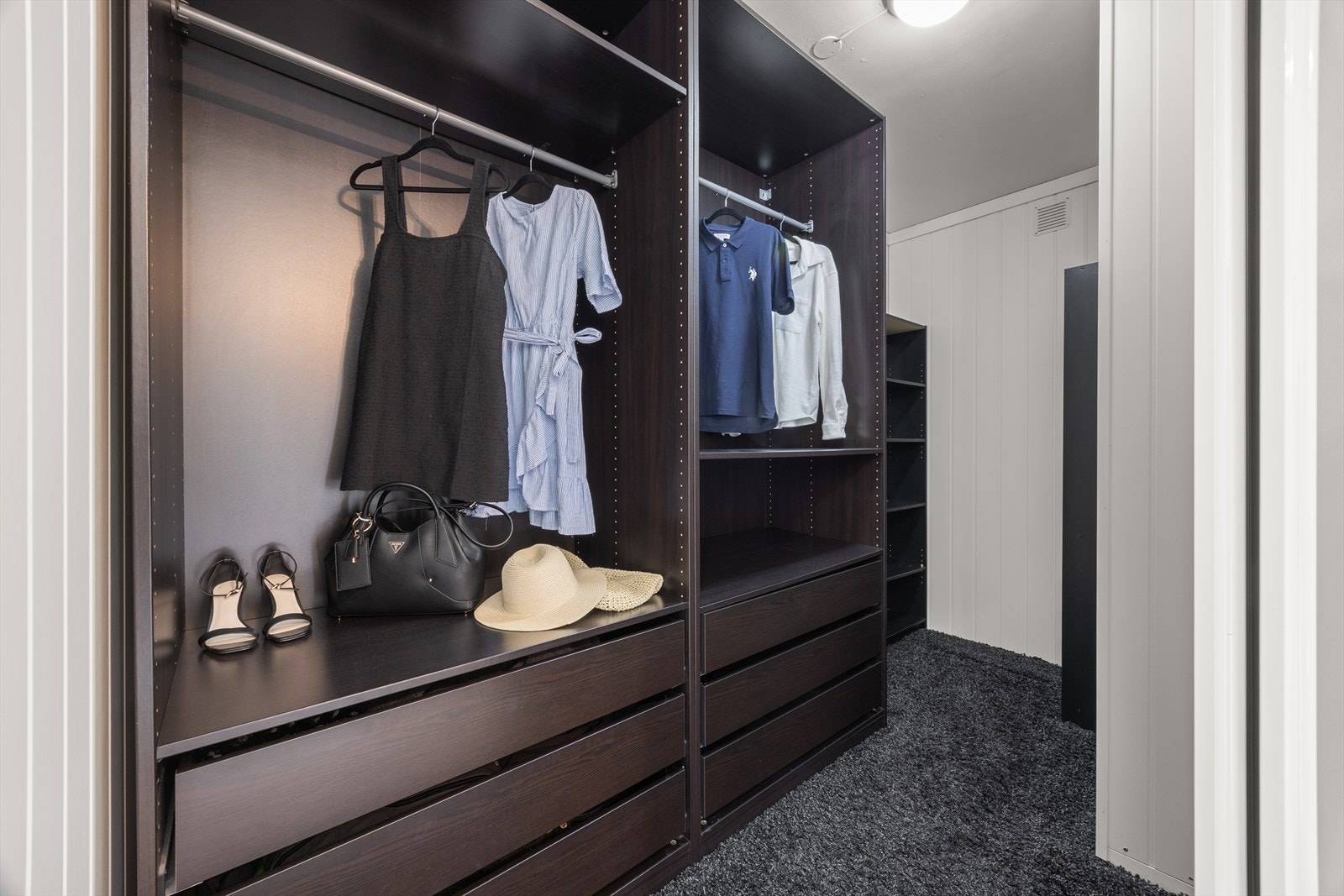 I tilknytning til entre finner du et praktisk walk-in closet. Galleribilde