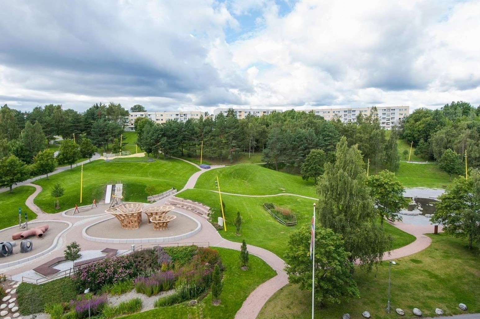 Verdensparken er utformet med anlegg for å trene parkour, lekelandskap, vann og egen plass med kunst. Galleribilde