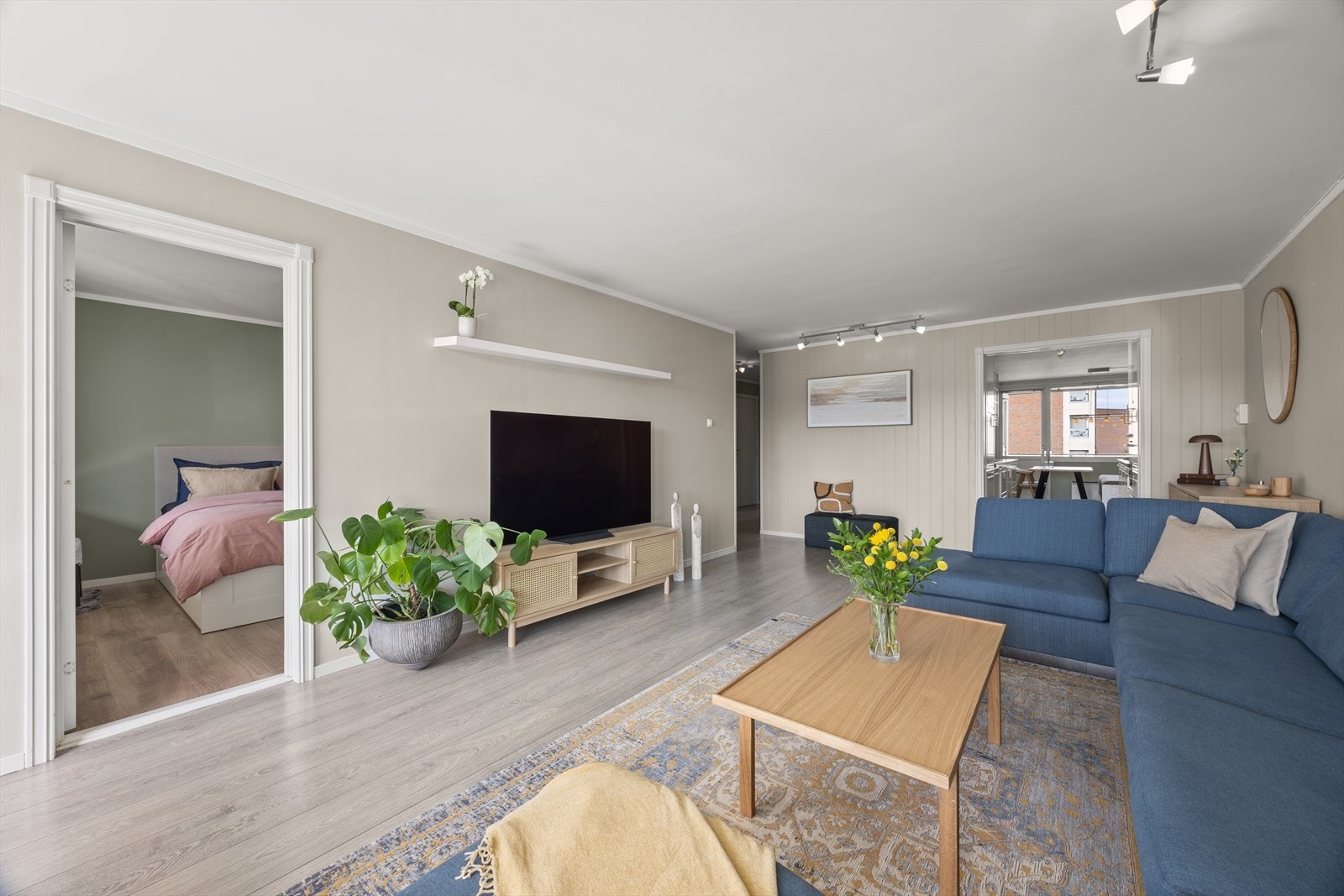 I stuen er det god plass til en stor sofagruppe og ønsket medie-/oppbevaringsmøblement. Galleribilde
