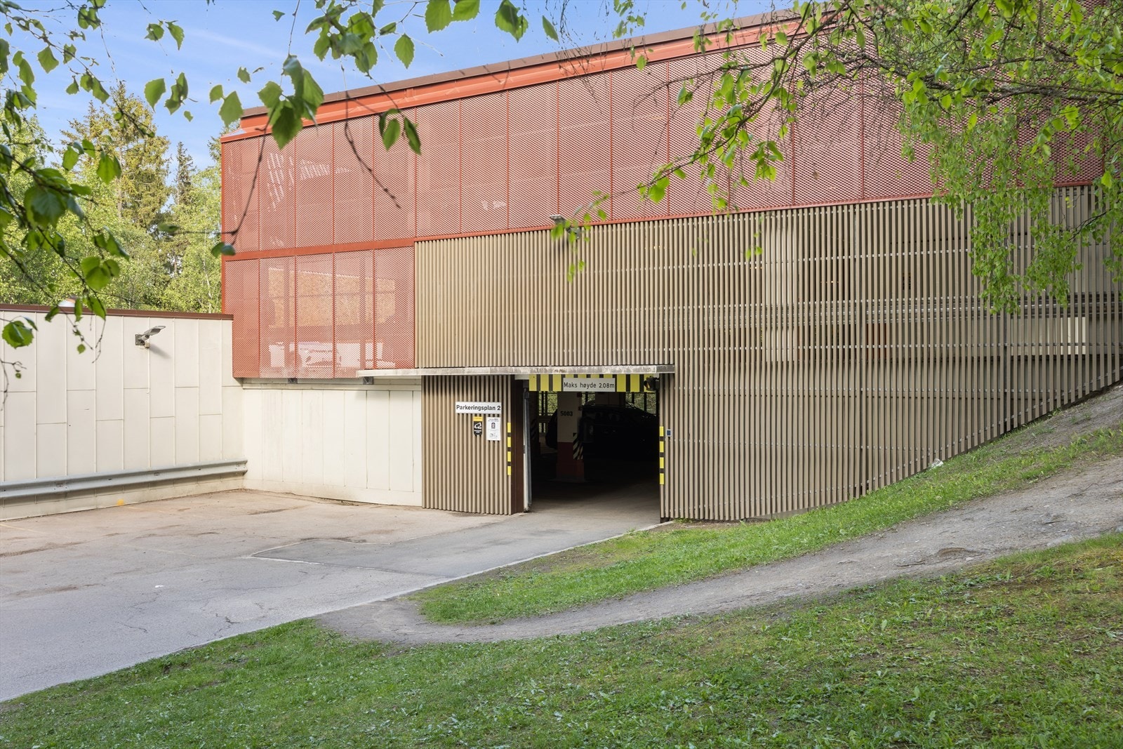Fast parkeringsplass i felles garasjeanlegg med el-billader. Garasjeanlegget ble renovert i 2026. Galleribilde