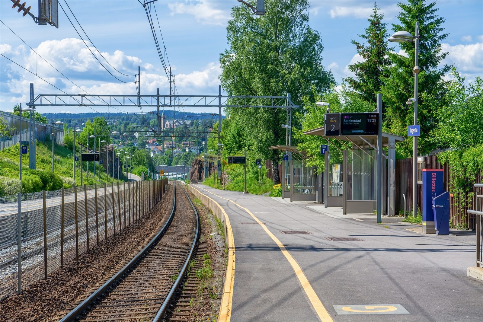 Fra eiendommen er det kun 9 minutters gangavstand til togstasjonen som tar deg til Oslo S på ca 14 minutter og til Lillestrøm på ca 15 min Galleribilde