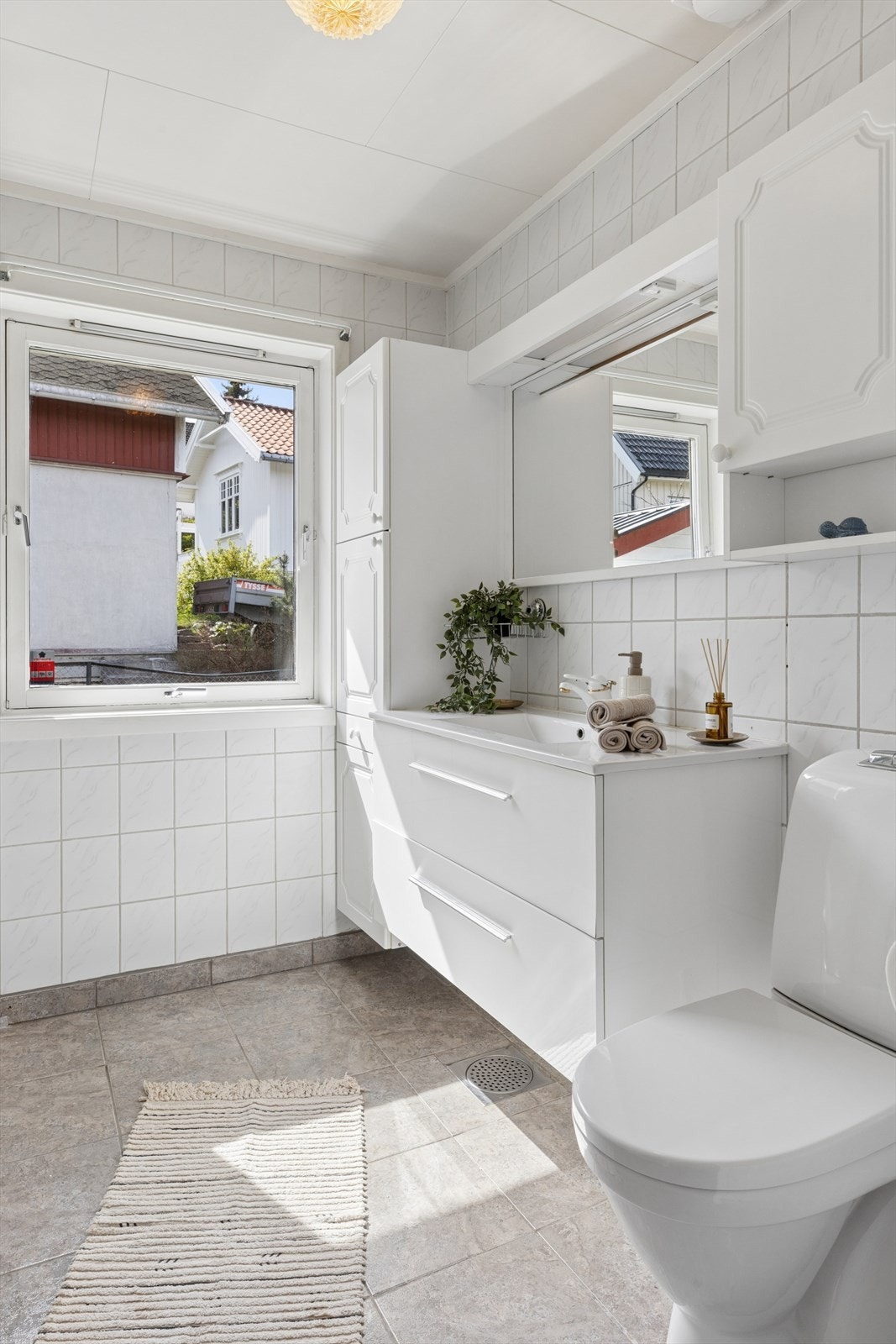Badet i hovedetasjen er utstyrt med servantinnredning, speilskap og toalett. Galleribilde