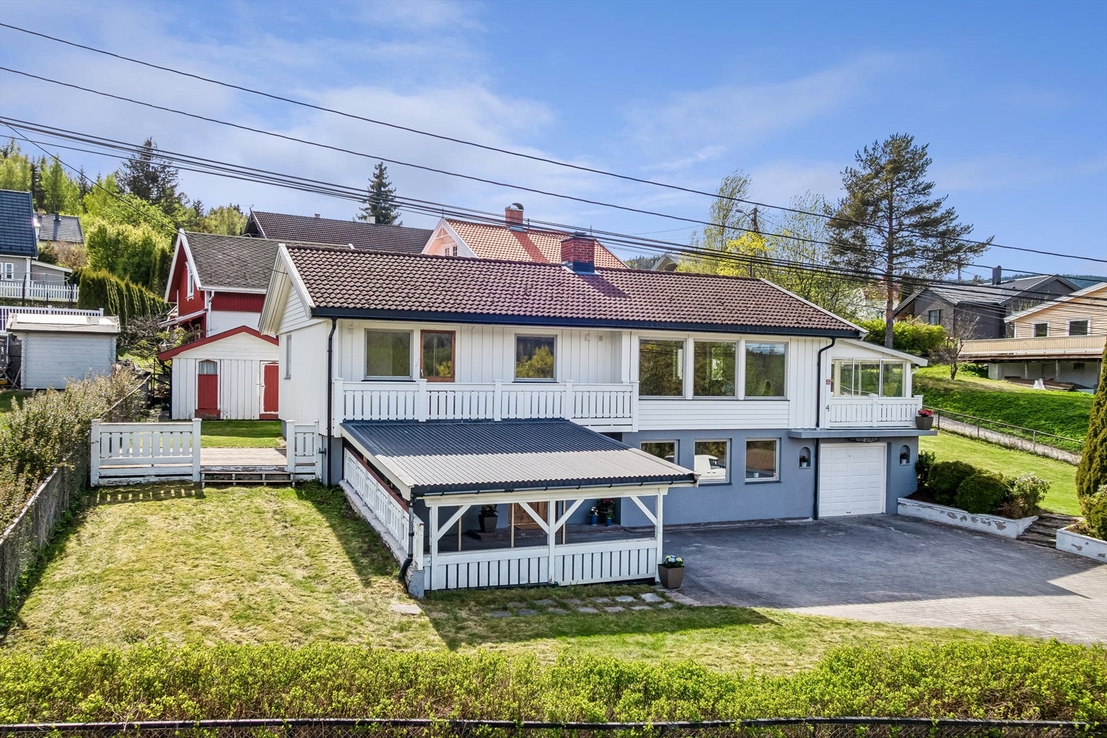 Beliggenheten er barnevennlig, med kort vei til både Slattum skole og Li skole. Galleribilde