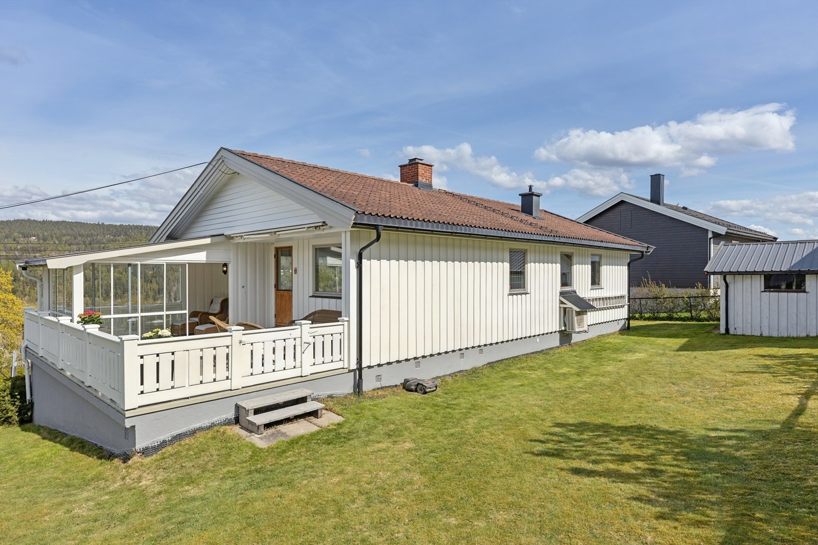 Stor og flat gressplen med god plass for lek og aktiviteter. Galleribilde