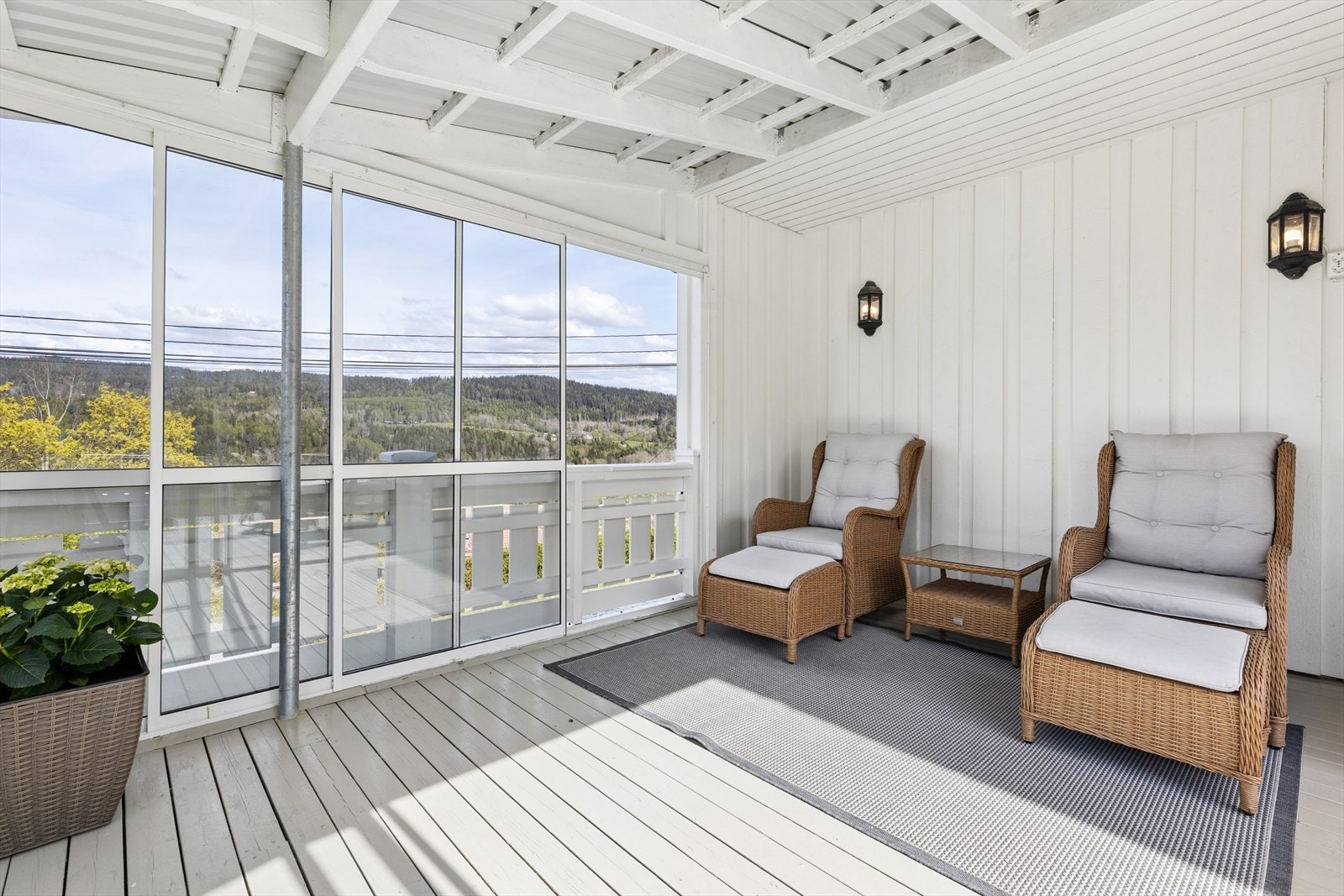 Skyvedører i glass kan åpnes helt opp på varme dager. Galleribilde