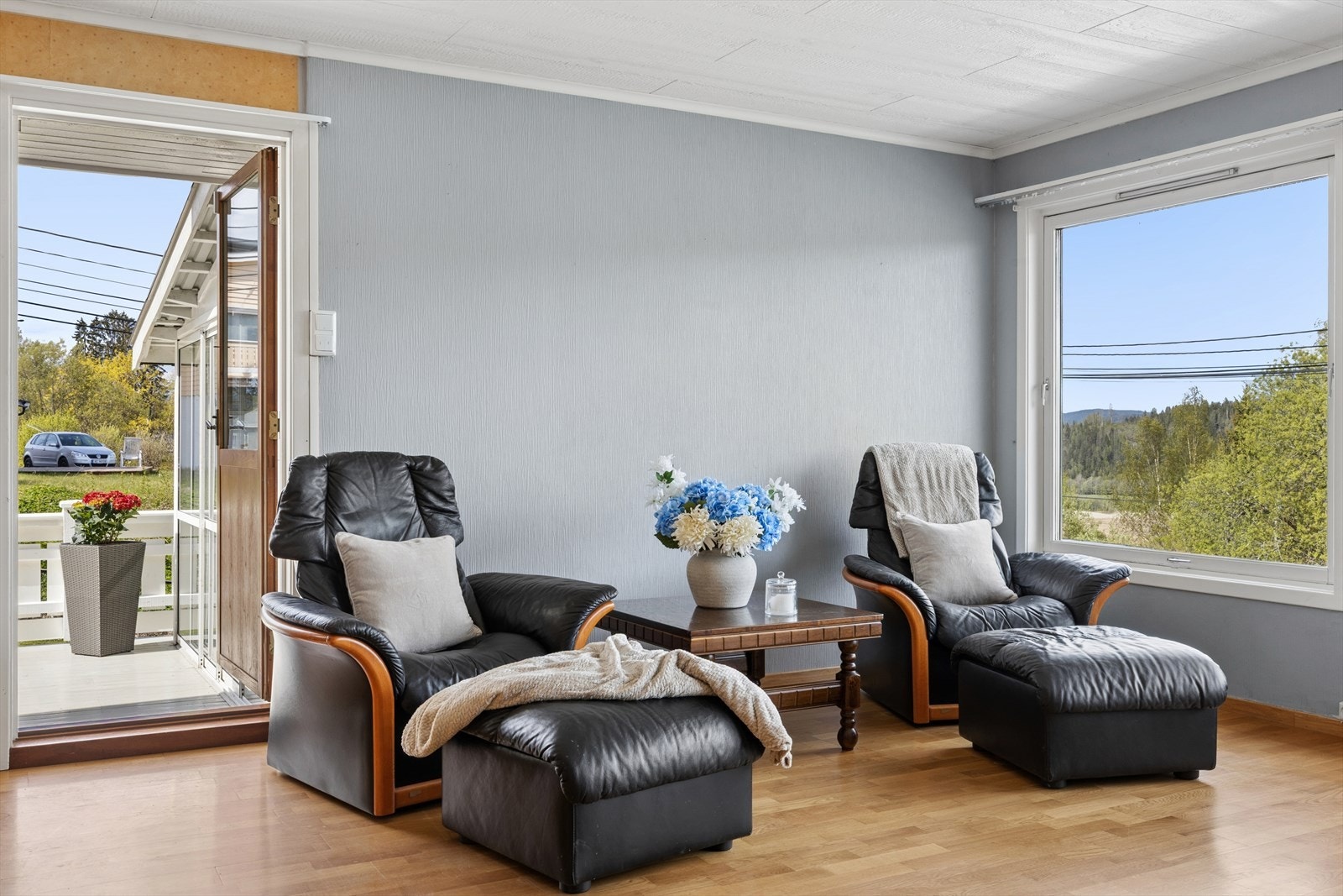 Fra stuen er det direkte utgang til en stor, delvis innglasset terrasse. Galleribilde