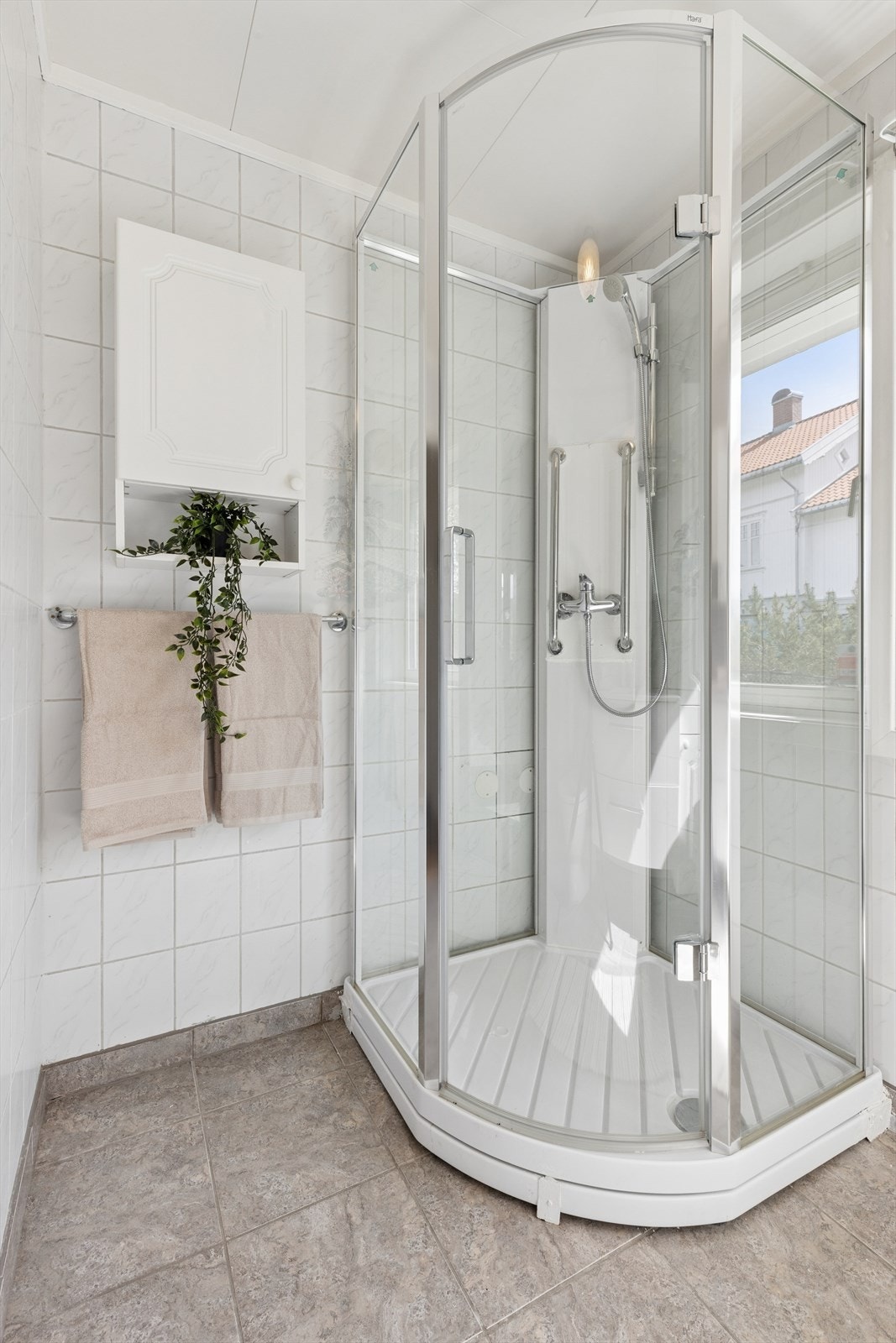 Et praktisk dusjkabinett på badet. Galleribilde