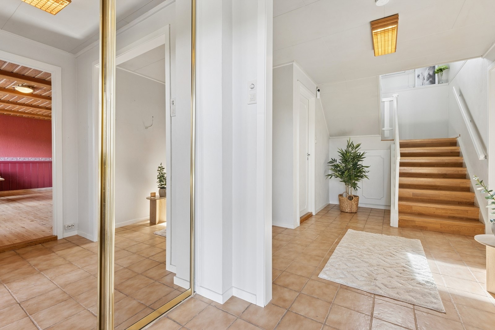Romslig entré med flislagt gulv og god plass til garderobeløsning. Galleribilde
