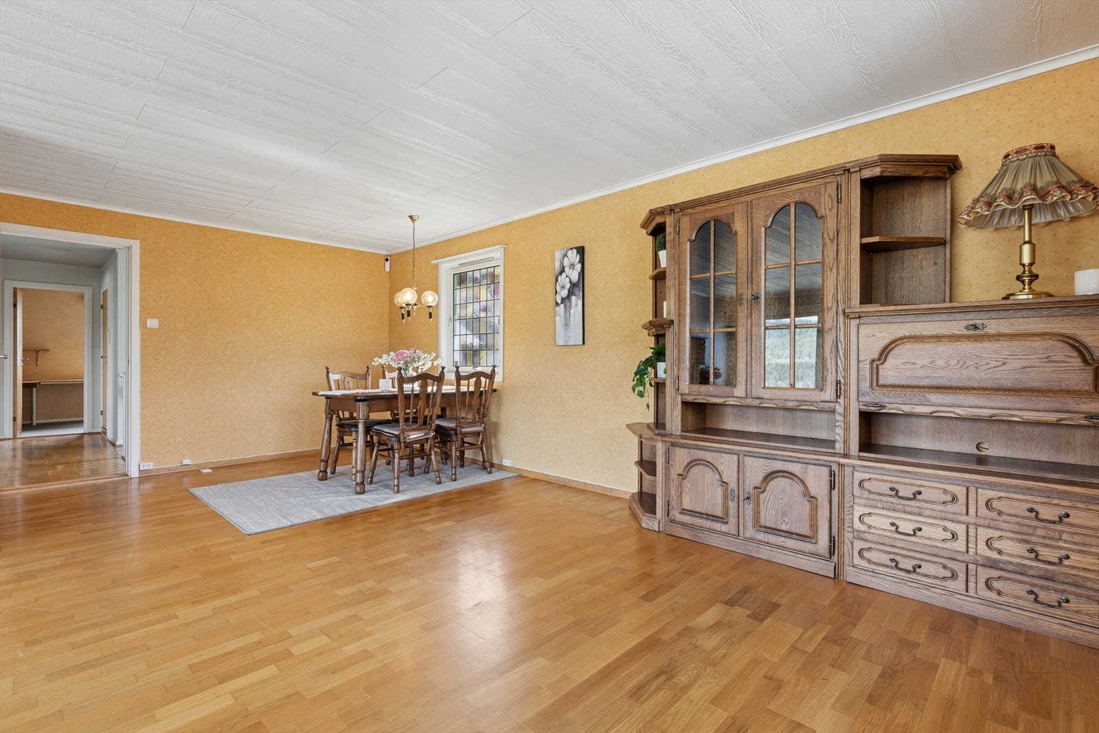 I tilknytning til stuen er det god plass til en egen spisestue for større sammenkomster. Galleribilde