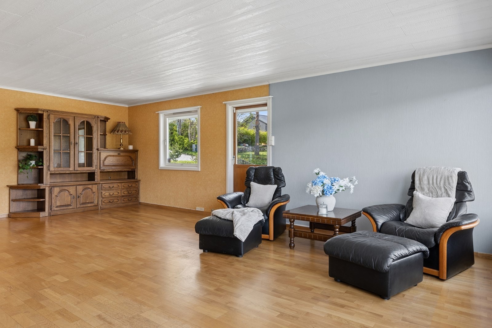 Stavparkett på gulvet i stue og spisestue. Galleribilde