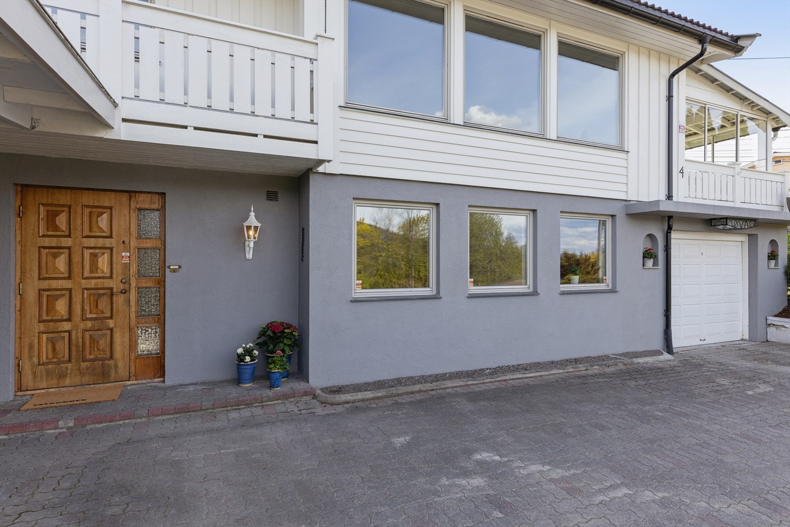 Egen inngang til underetasjen og adkomst til integrert garasje. Galleribilde