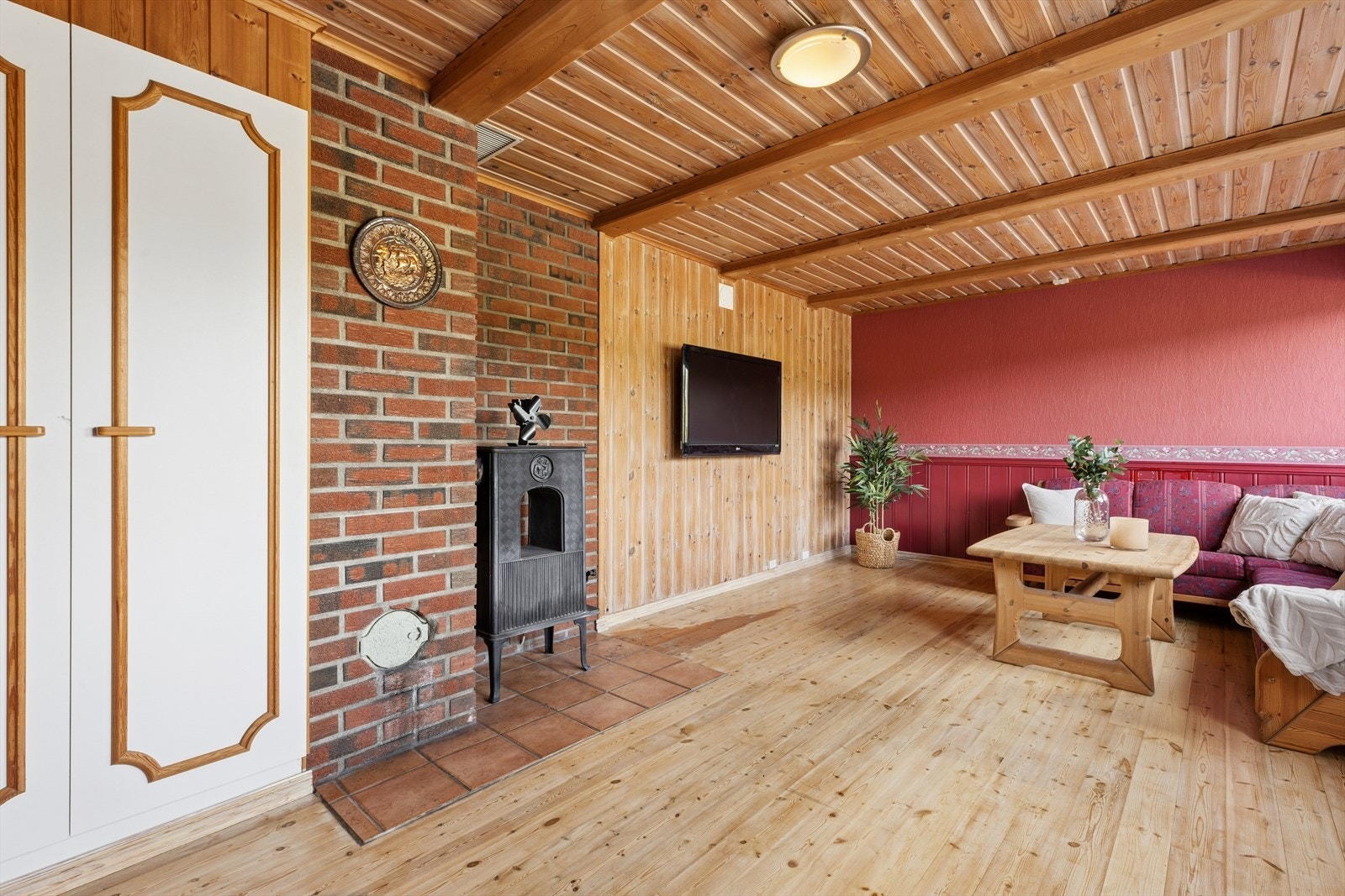 En vedovn sørger for varme og hygge i kjellerstuen på kalde dager. Galleribilde