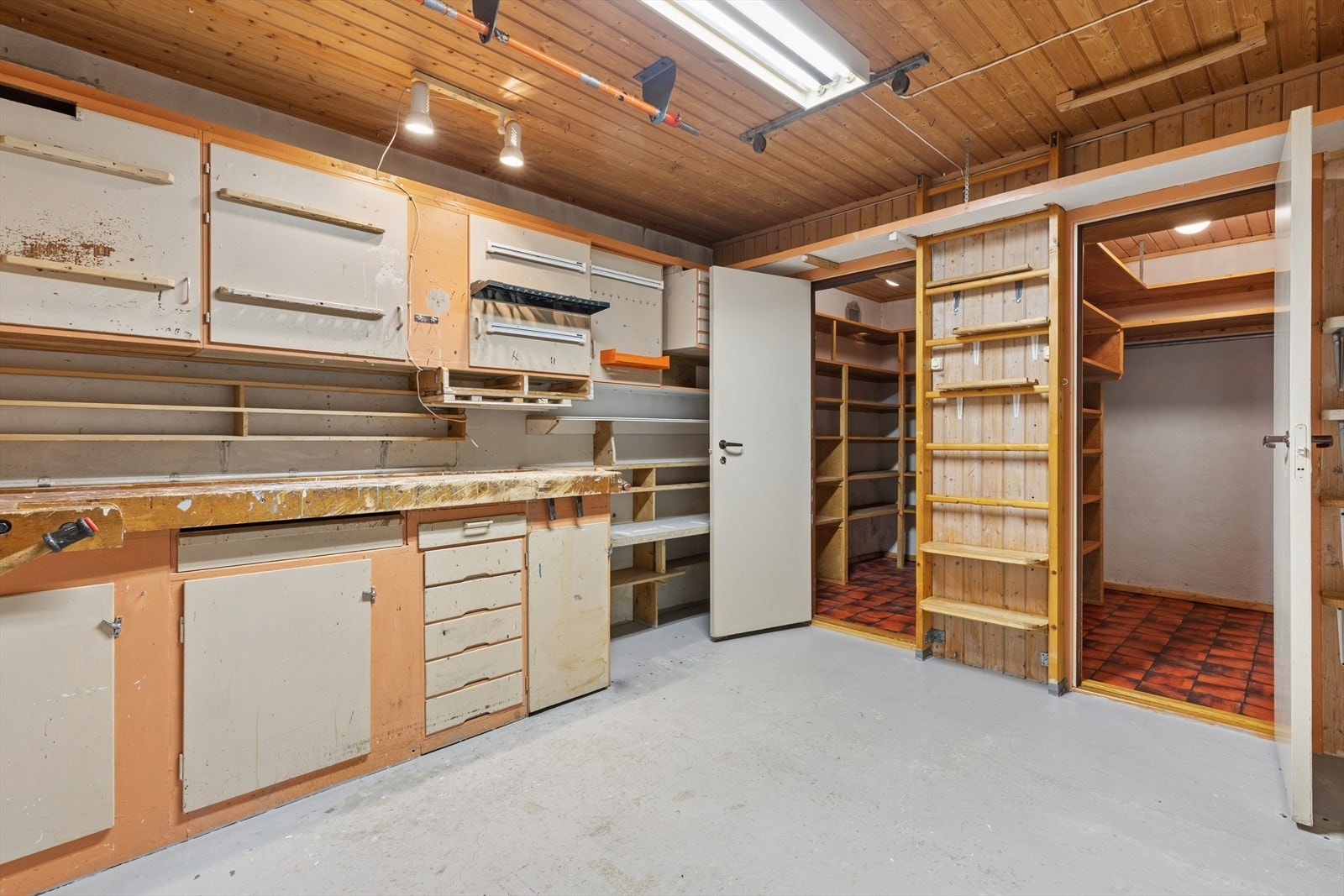 I tilknytning til garasjen er det etablert et verksted og flere boder som gir utmerkede lagringsmuligheter. Galleribilde