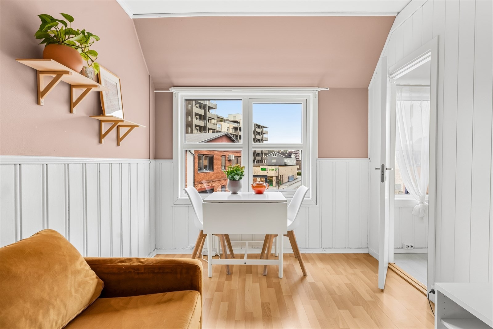 Stuen har en hyggelig spiseplass ved vinduet. Galleribilde