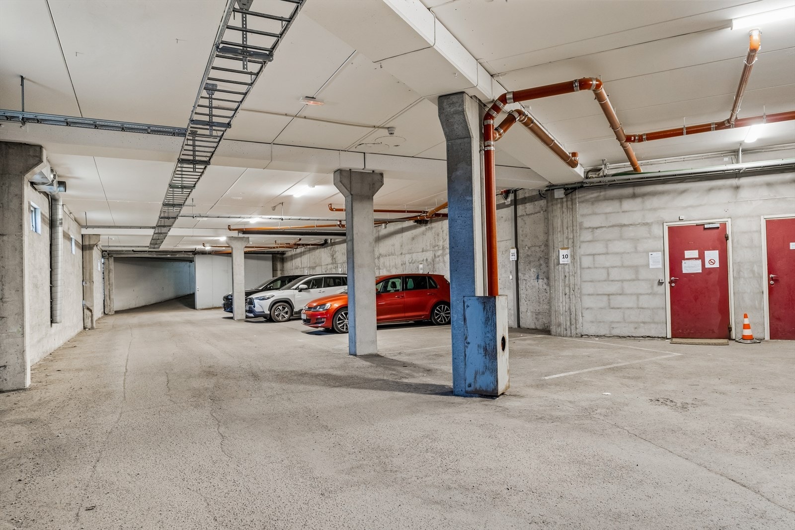 Medfølger innendørs parkering med fast plass. Galleribilde