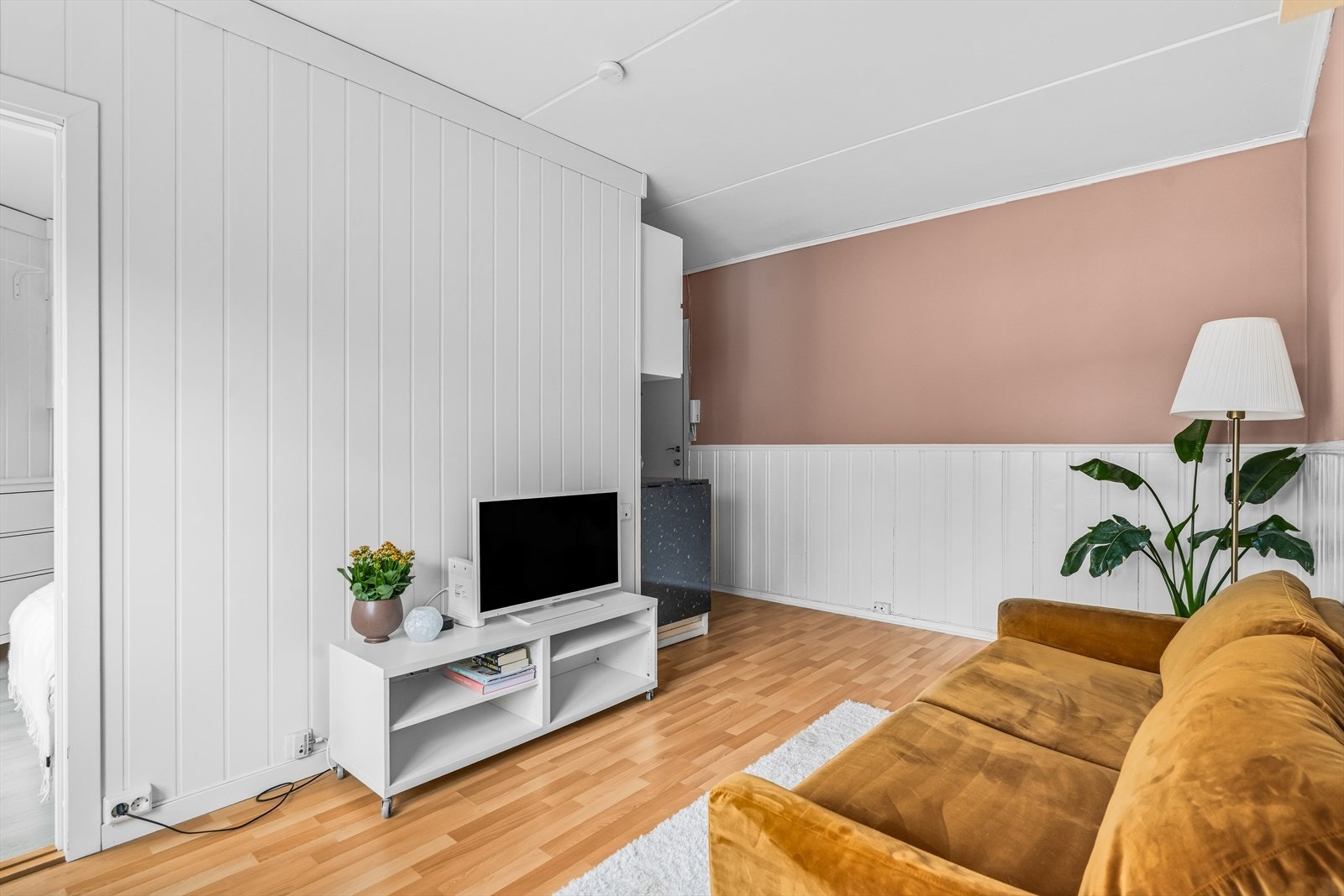 Rommet har en flott planløsning, med god plass til sofagruppe med TV-møblement. Galleribilde