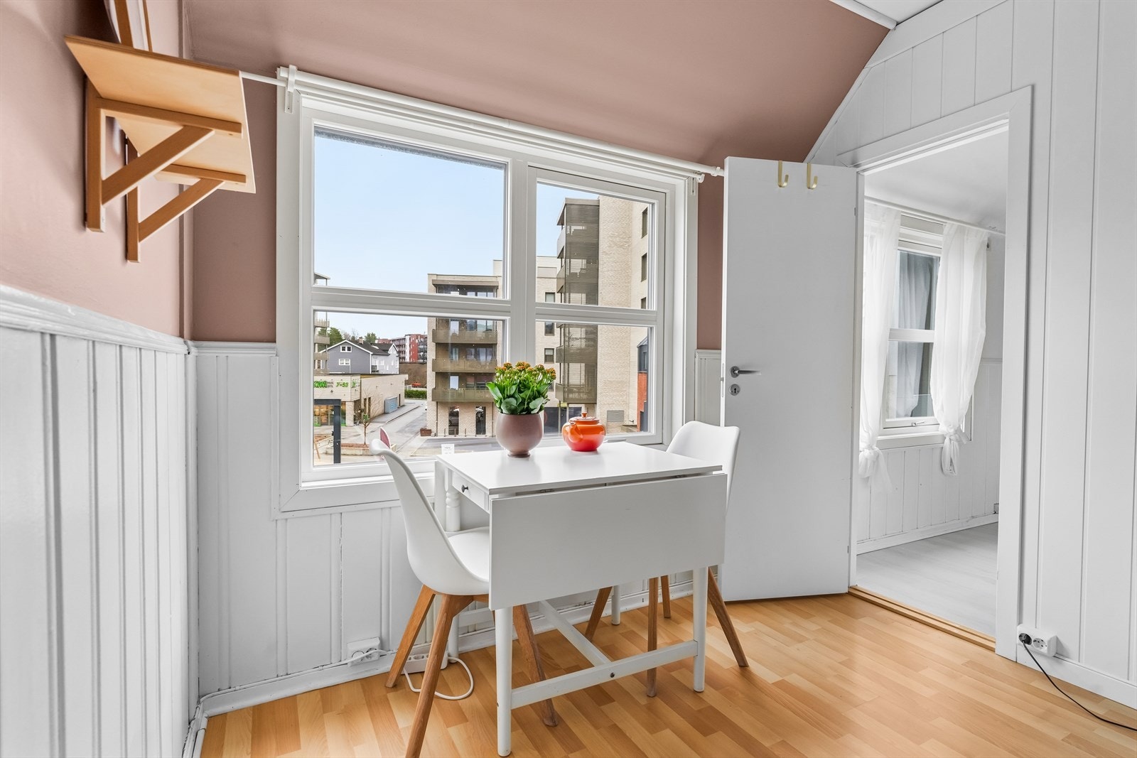 Store vinduer tilfører rommet godt med naturlig lys. Galleribilde