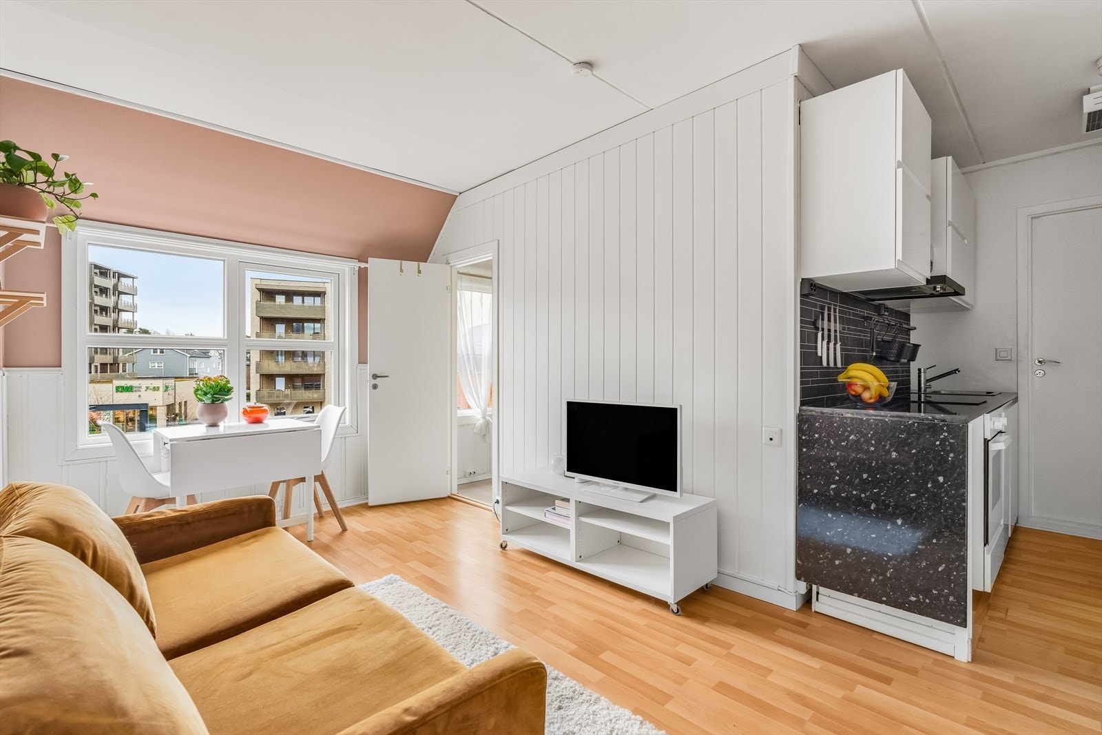 Stue og kjøkken ligger i åpen løsning og er et sosialt, luftig allrom. Galleribilde