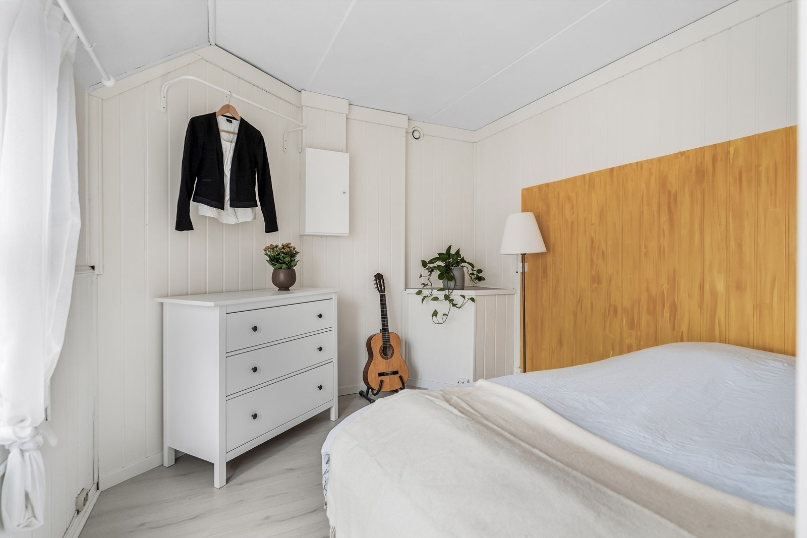 Soverommet er av god størrelse med god plass til både dobbeltseng og garderobeløsninger. Galleribilde