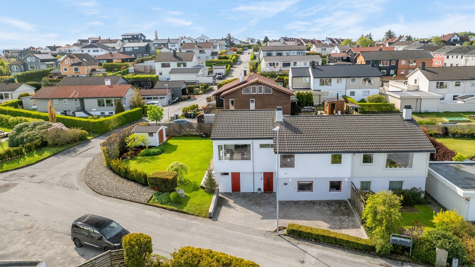 Boligen har en ettertraktet beliggenhet på Tasta/Vardeneset, i et veletablert og særdeles familievennlig boligområde preget av rolige omgivelser, lite gjennomgangstrafikk og et trygt bomiljø. Galleribilde