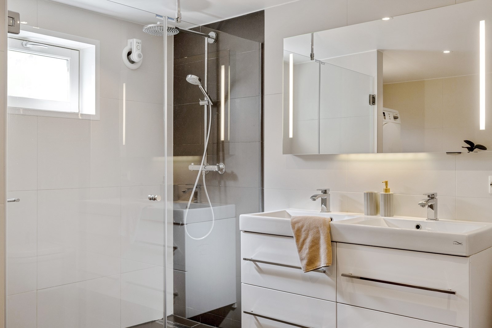 Badet er utstyrt med spotter i tak og LED-speil med god oppbevaringsplass i innredningen. Galleribilde