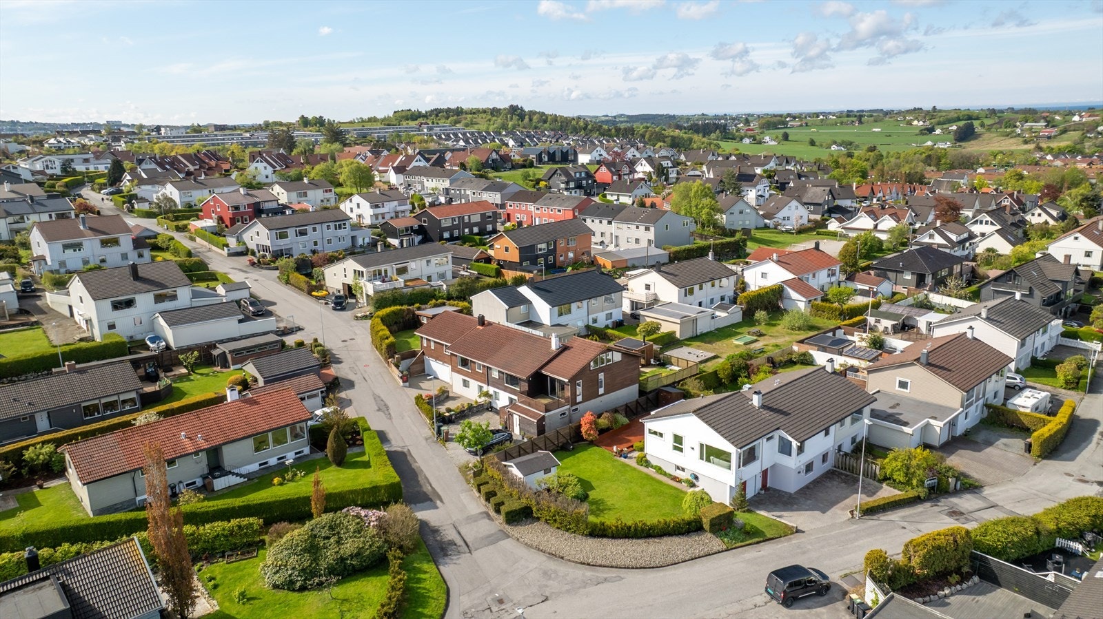 For barnefamilier er beliggenheten optimal. Det er kort og trygg gangavstand til Vardenes skole samt flere barnehager i nærområdet, noe som gir en enkel og oversiktlig hverdag for både små og store. Galleribilde