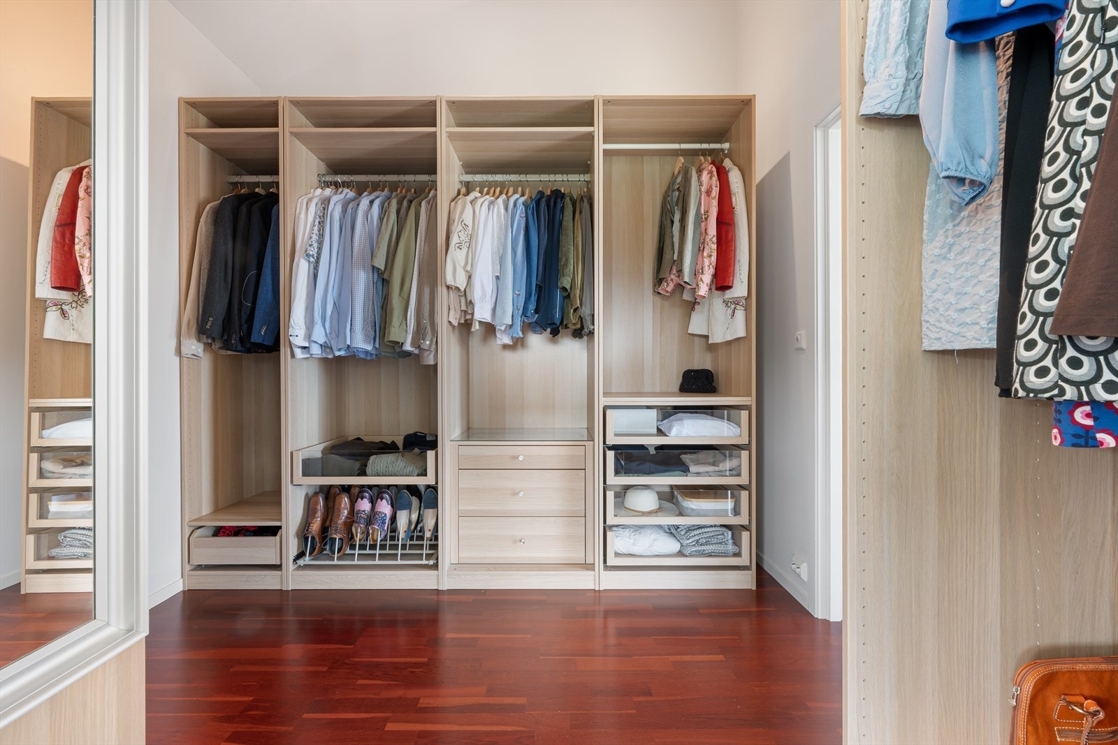 Her har du tilgang til egen walk-through -garderobe med rikelig skapplass, samt et eget bad, en luksus i hverdagen. Galleribilde