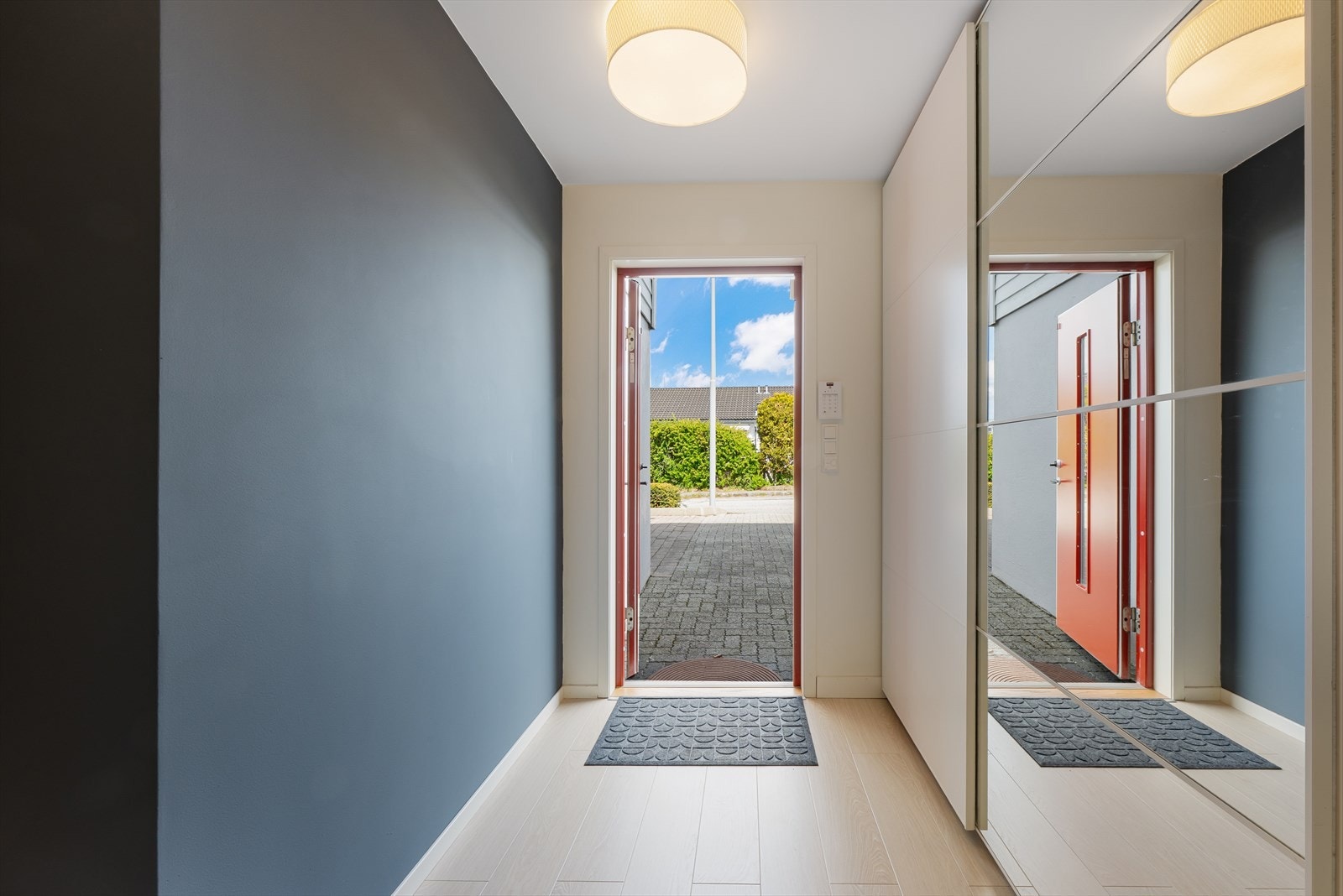 Skyvedørsgarderobe med speilfronter gir rikelig med oppbevaringsplass i entreen. Galleribilde