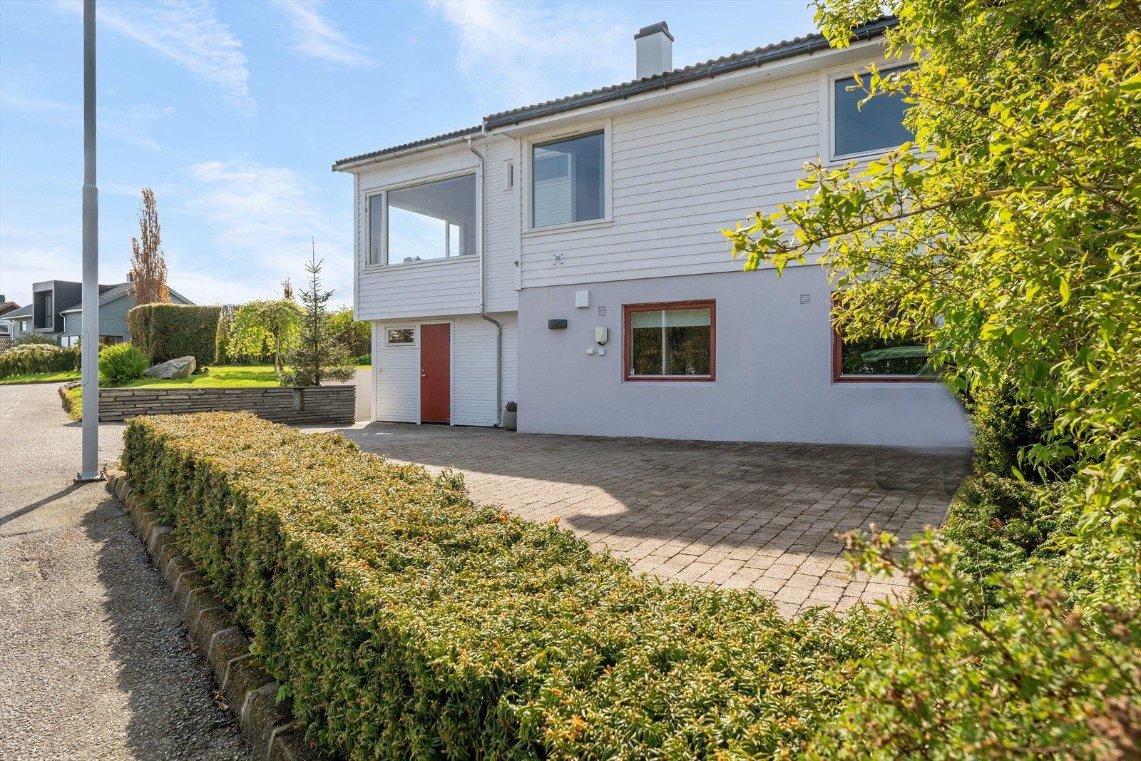 Det er montert elbillader på husveggen. Galleribilde