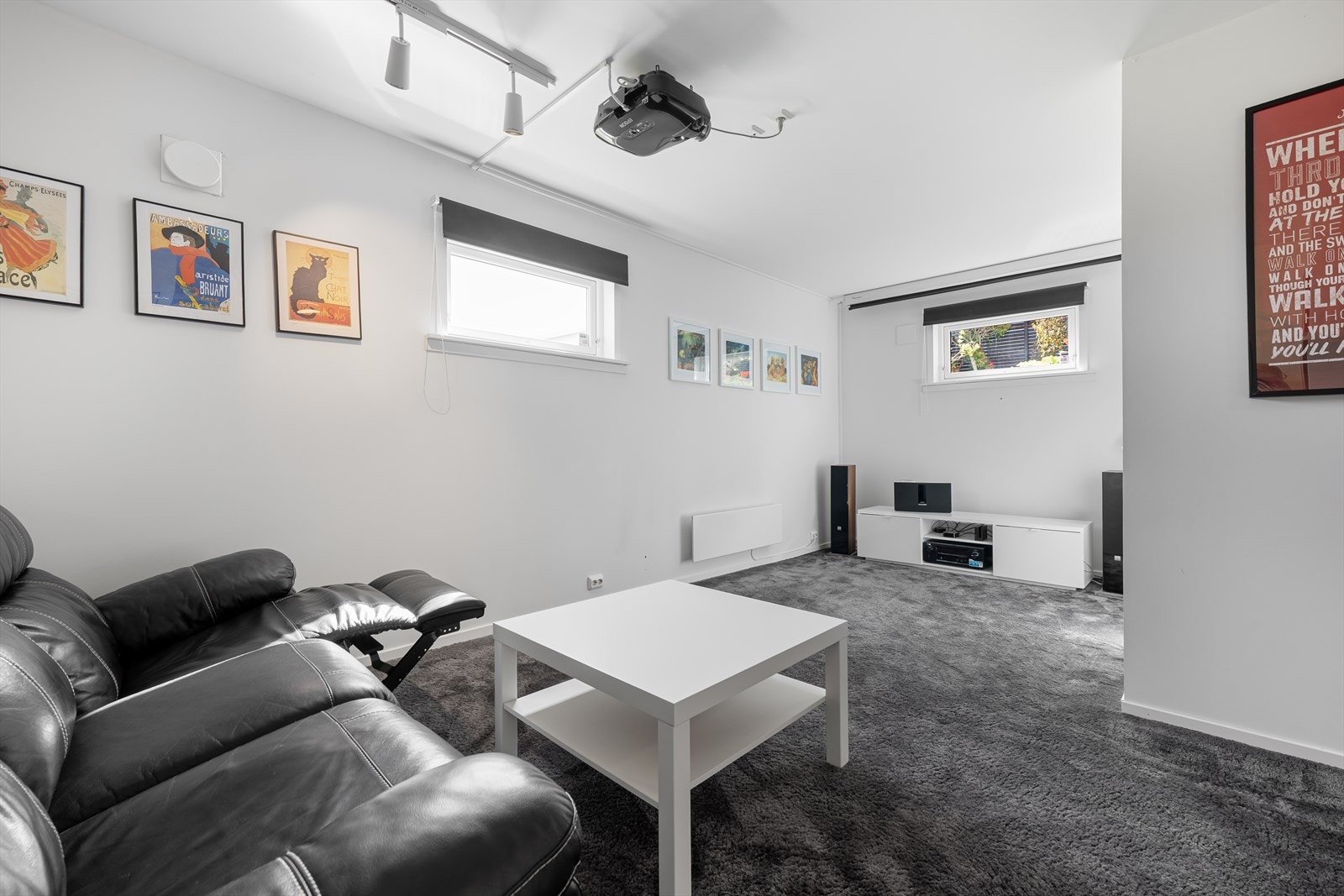 Ungdomsstue innredet med hjemmekino (ikke omsøkt/godkjent). Galleribilde
