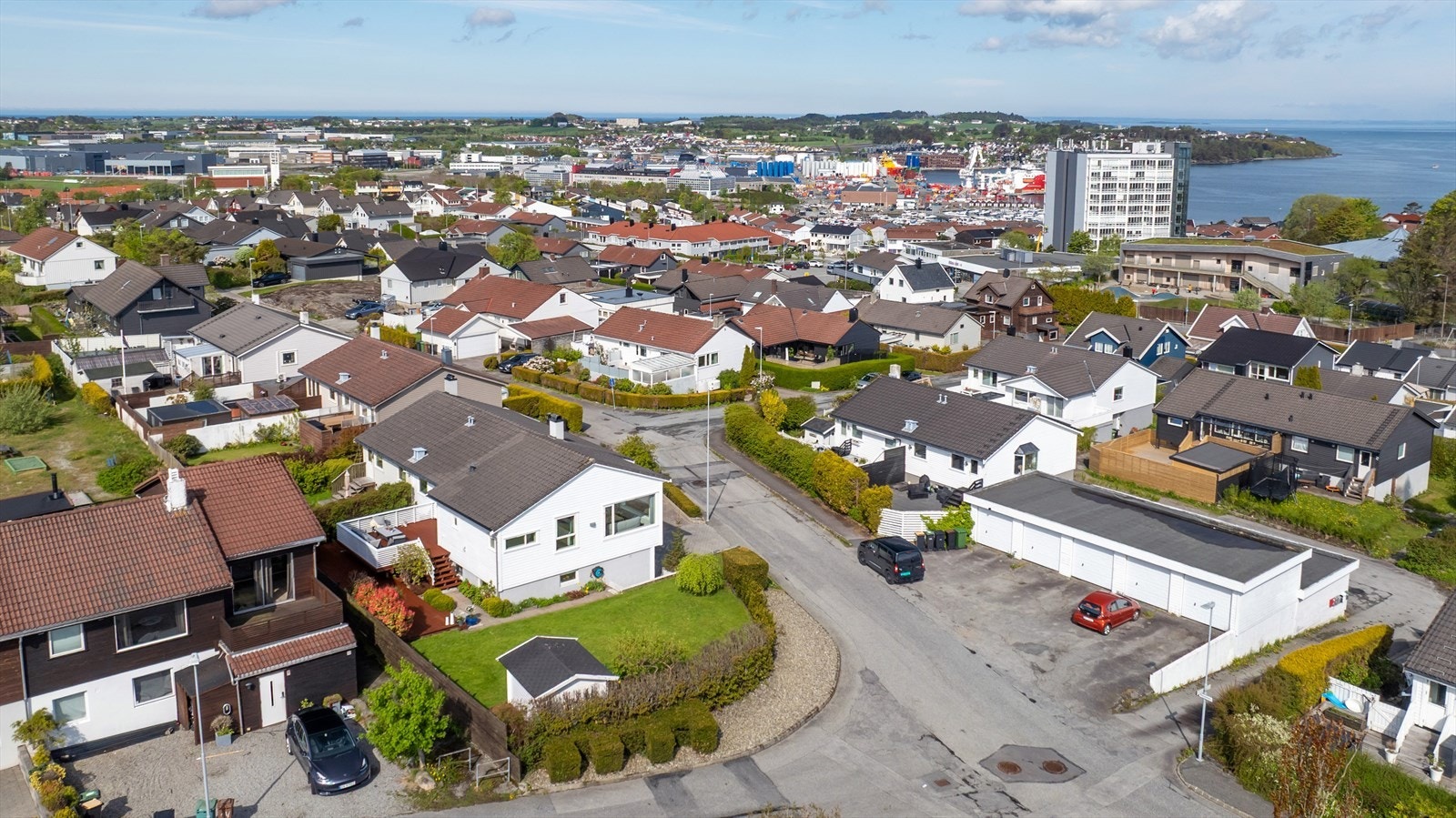 Nabolaget er kjent for sitt gode oppvekstmiljø, med flere lekeplasser, balløkker og grønne fellesområder hvor barna naturlig samles til lek og aktivitet. Galleribilde