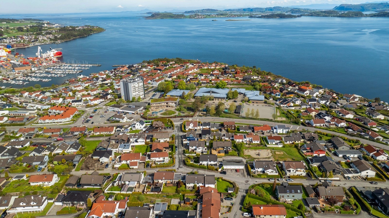 Kort vei til Vardeneset og sjøen. Vardenes skole ligger kun 5 minutter unna. Galleribilde