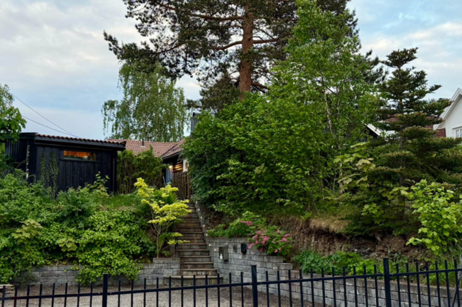 Koselig trapp opp til huset fra parkeringen ( Bildet tatt av selger) Galleribilde