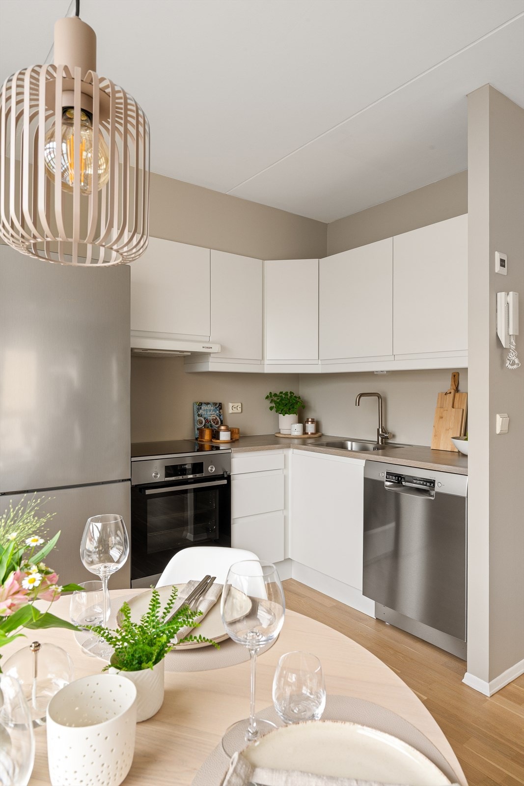 Kjøkkeninnredningen består av en oppvaskmaskin, kjøl/fryseskap og komfyr. Galleribilde