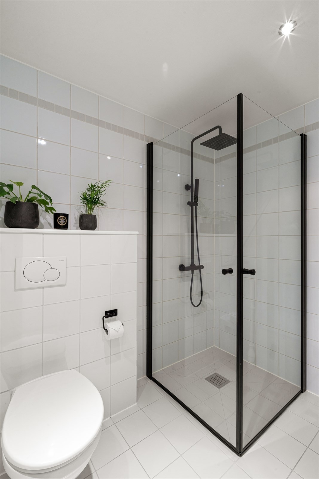 Badet ble også i 2026 oppgradert med et nytt og romslig dusjhjørne med sorte detaljer. Galleribilde