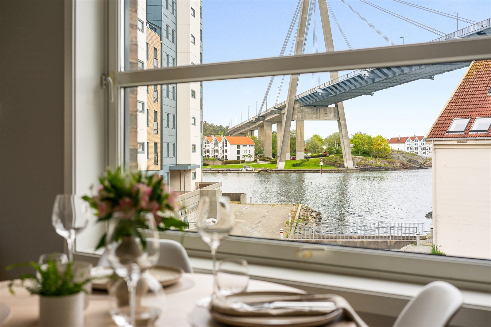 Fra boligen er det kort vei til sjøfronten og den flotte promenaden, hvor man kan nyte rolige turer og fine sommerkvelder. Galleribilde