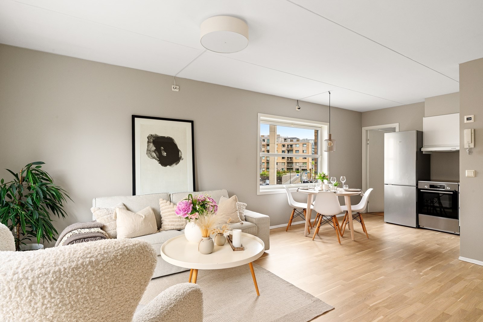 Svært hyggelig stue med god plass til spisebord, sofa og salongbord. Galleribilde