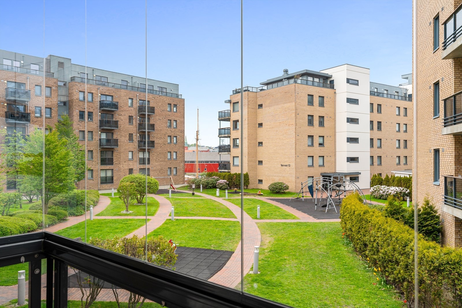 På varme sommerdager kan glassfeltene åpnes opp og balkongen brukes som en behagelig uteplass. Galleribilde