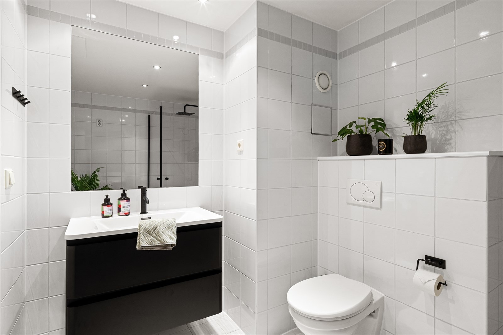 På badet kan man nyte varmen fra gulvet på kalde vinterdager. Galleribilde