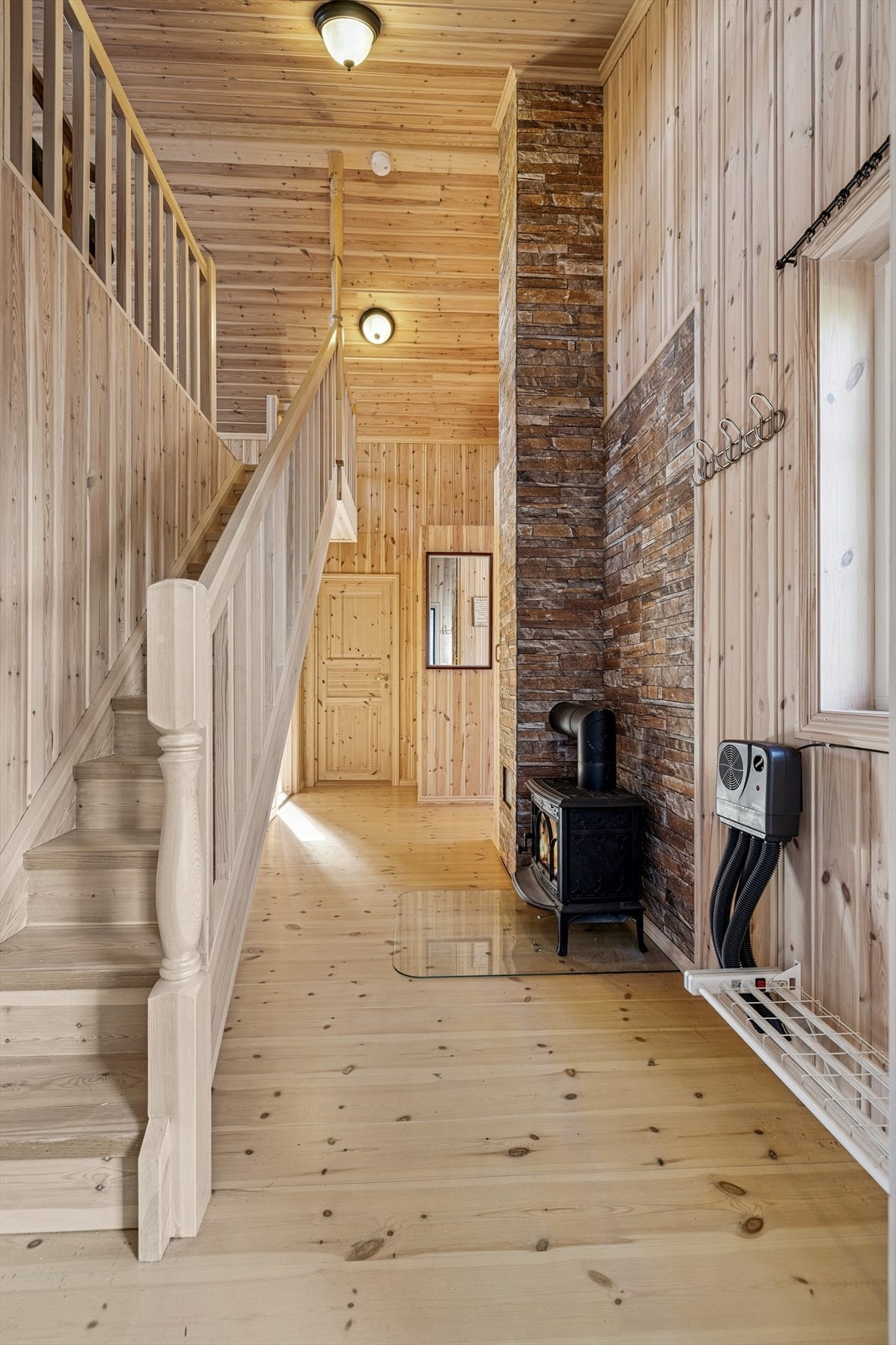 Velkommen inn i en tradisjonell entré med trapp opp til hemsen. Galleribilde