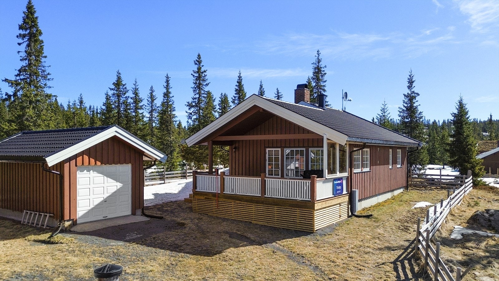 Klassisk, velholdt hytte med en romslig, delvis overbygget terrasse mot vest. Galleribilde