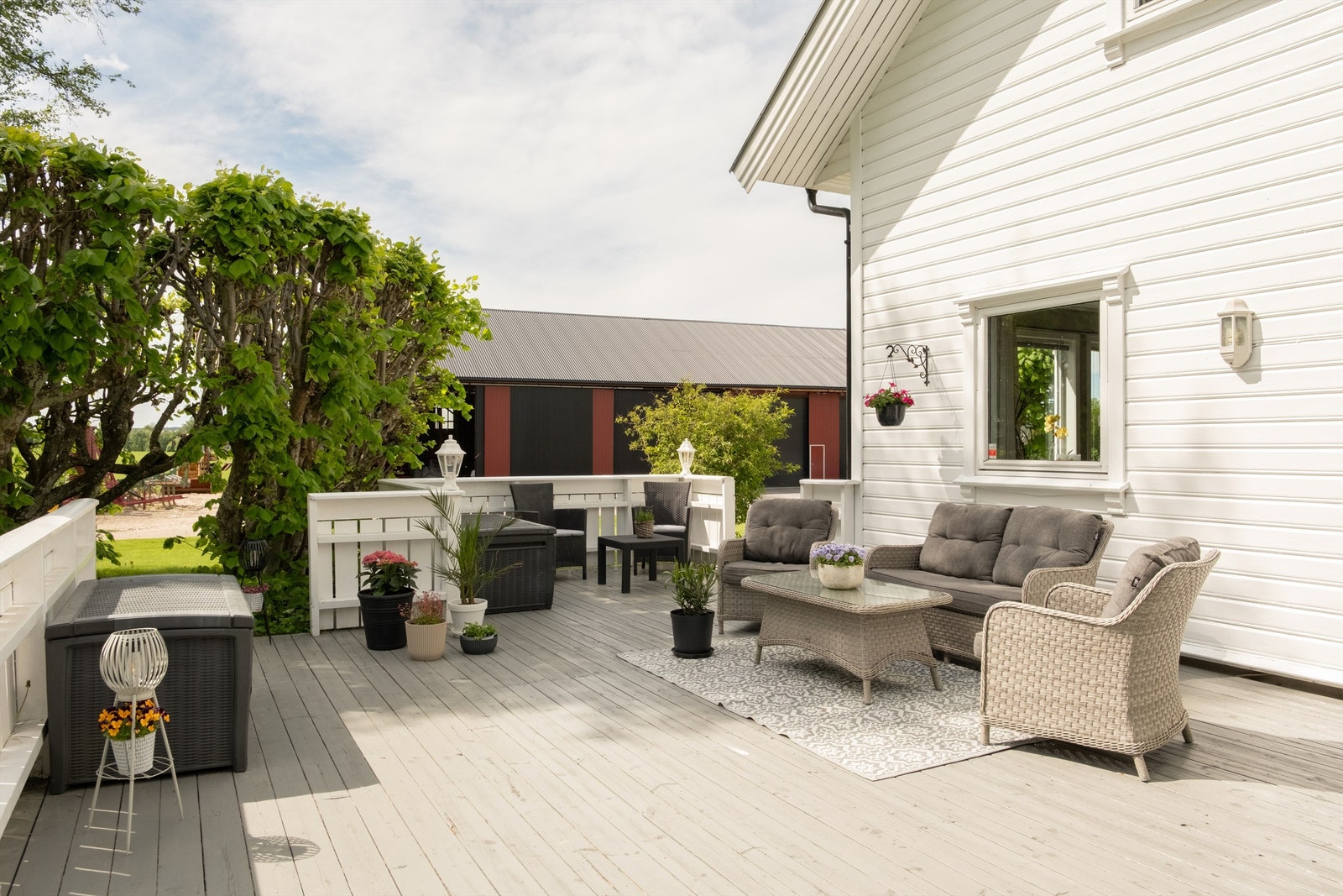 Sommerstid er det dagen gjennom alltid et sted med sol på den store terrassen. Galleribilde